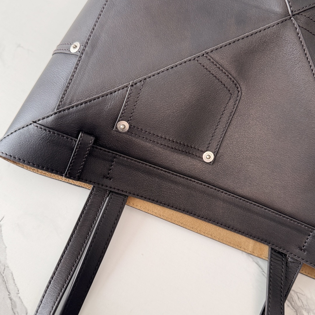 L⊚℮w℮新款🆕亮面牛皮革 Puzzle Fold Tote采用标志性包袋的标志性几何线条，并通过图形和