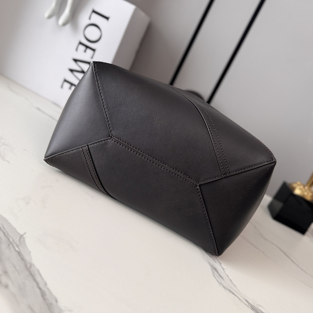 L⊚℮w℮新款🆕亮面牛皮革 Puzzle Fold Tote采用标志性包袋的标志性几何线条，并通过图形和