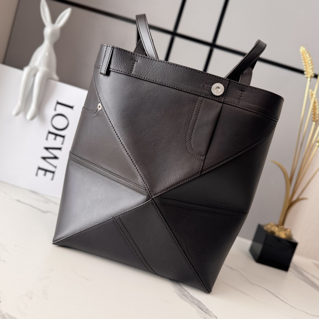 NO:676430,Lw's new glossy cowhide leather Puzzle Fold Tote takes the iconic geometric lines of the iconic bag and redesigns them with graphics and architectural panels Foldable. Convenient storage for business trips and commuting Decorated with a low-key Lw brand logo, shoulder or handbag Suede lining Lw hot stamping. size: 25.5*14.5*31.5CM Model 052638, foldable bag Puzzle Fold Tote, cowhide19860909Lw新款亮面牛皮革 Puzzle Fold Tote采用标志性包袋的标志性几何线条,并通过图形和建筑面板重新设计它们 可折叠.出差 通勤外出方便收纳 饰有低调的 Lw品牌标志,肩背或手提 绒面革衬里Lw烫金. size:25.5*14.5*31.5CＭ 型号052638,折叠包Puzzle Fold Tote,cowhide,Bag