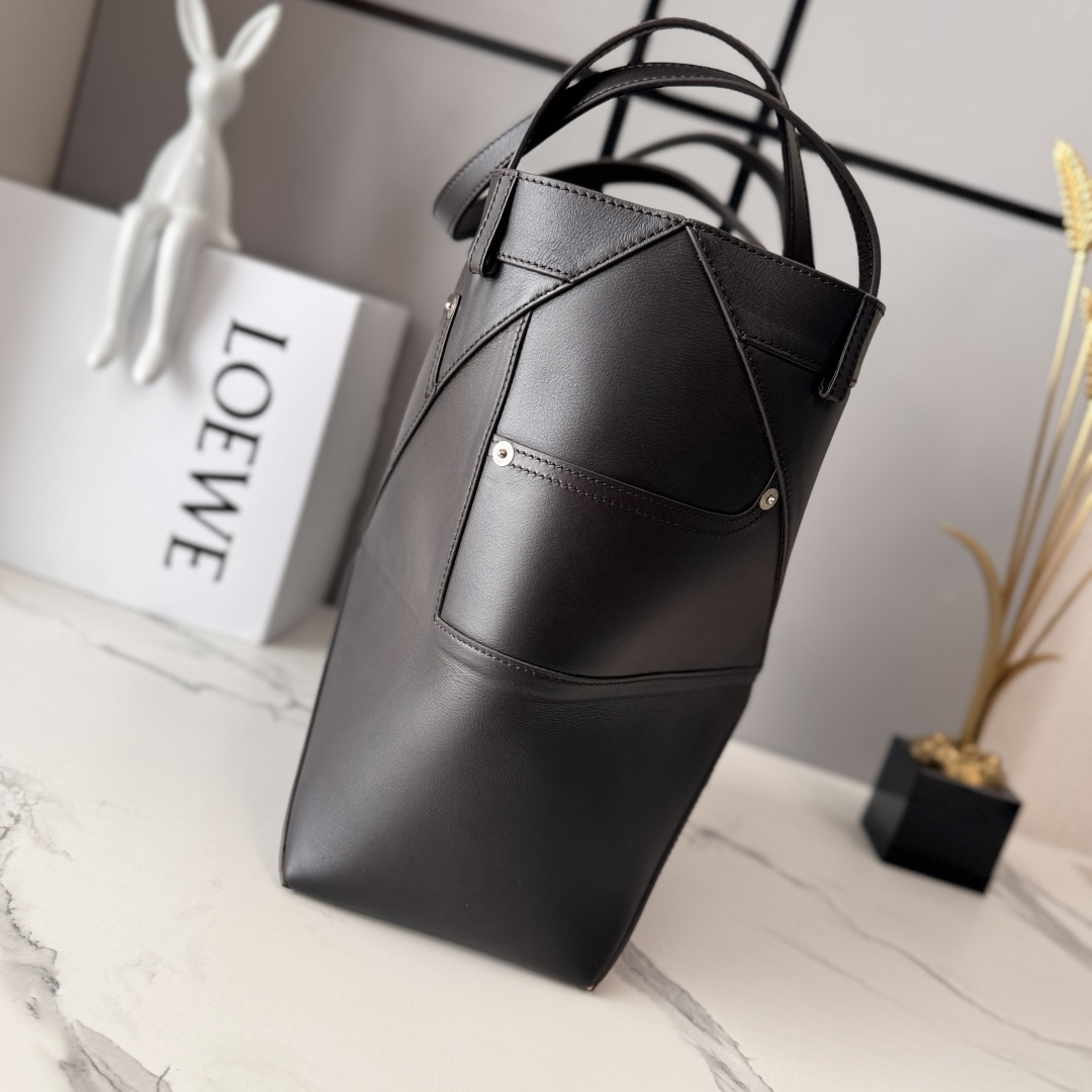 L⊚℮w℮新款🆕亮面牛皮革 Puzzle Fold Tote采用标志性包袋的标志性几何线条，并通过图形和