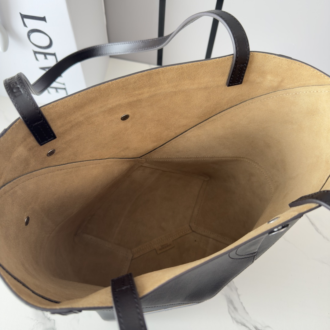 L⊚℮w℮新款🆕亮面牛皮革 Puzzle Fold Tote采用标志性包袋的标志性几何线条，并通过图形和