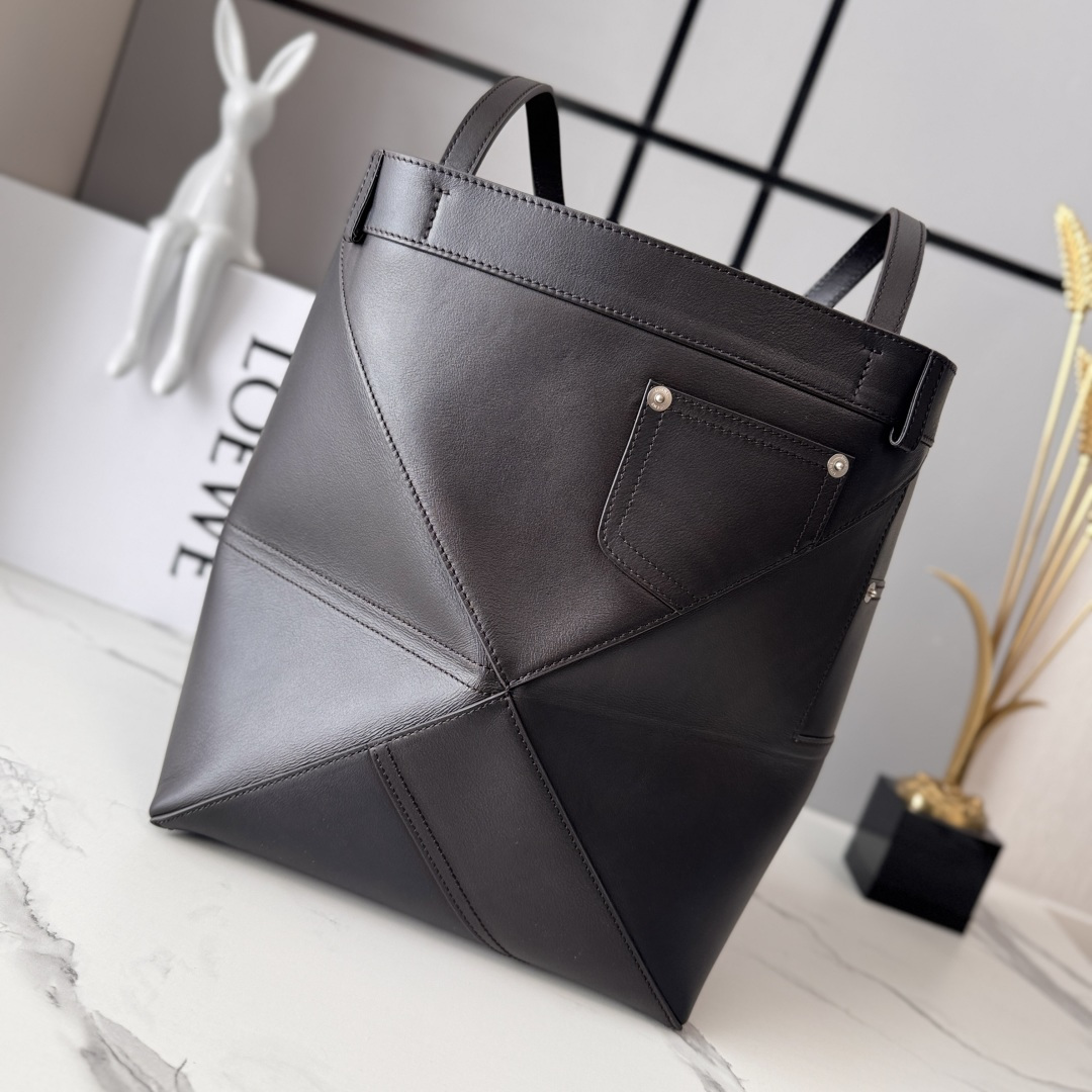 L⊚℮w℮新款🆕亮面牛皮革 Puzzle Fold Tote采用标志性包袋的标志性几何线条，并通过图形和