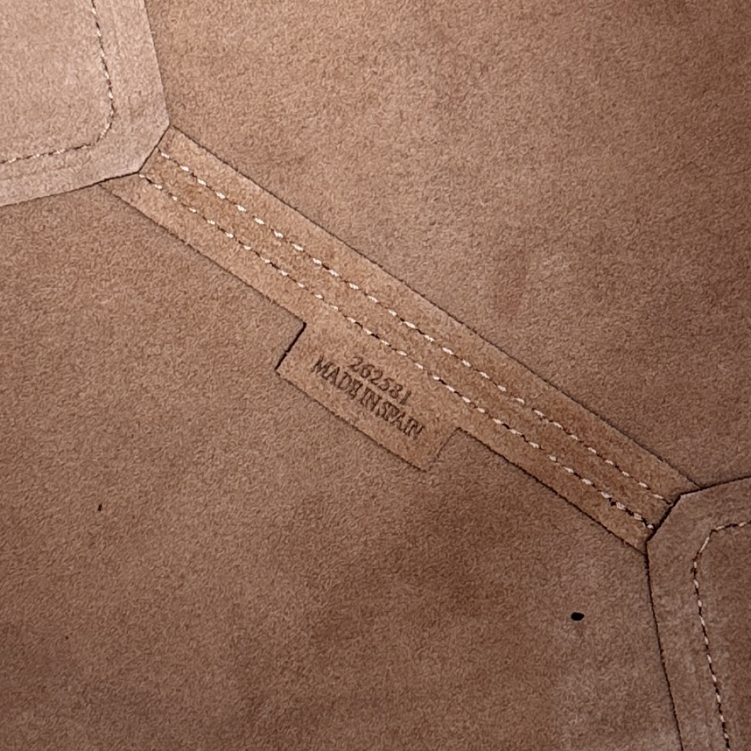 L⊚℮w℮新款🆕亮面牛皮革 Puzzle Fold Tote采用标志性包袋的标志性几何线条，并通过图形和