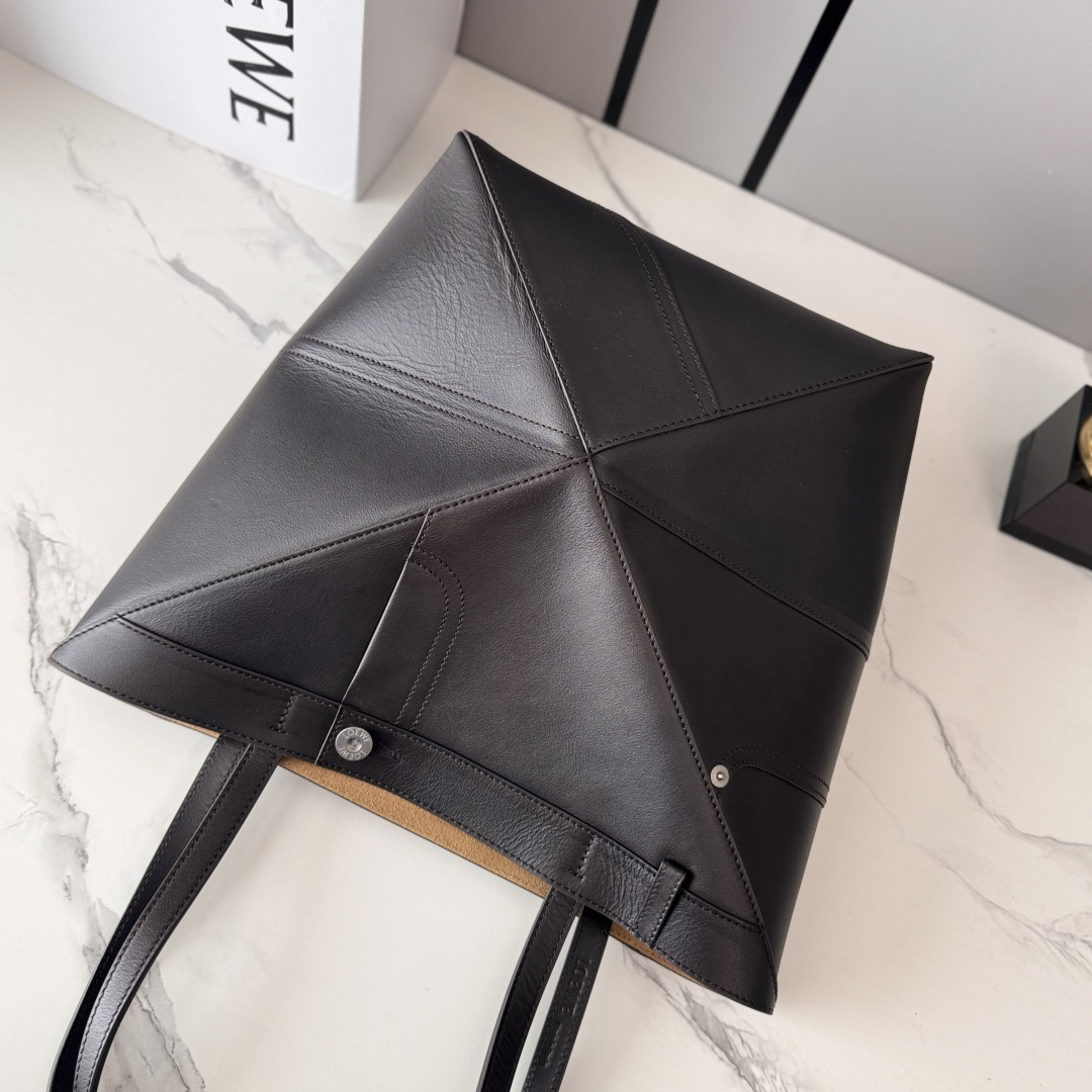 L⊚℮w℮新款🆕亮面牛皮革 Puzzle Fold Tote采用标志性包袋的标志性几何线条，并通过图形和