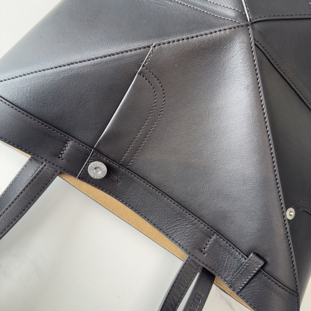 L⊚℮w℮新款🆕亮面牛皮革 Puzzle Fold Tote采用标志性包袋的标志性几何线条，并通过图形和