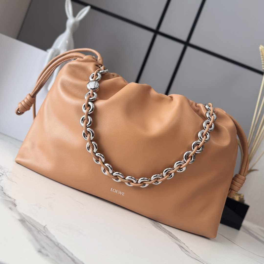 NO:687910,LOw new large soft nappa sheep leather Flamenco Purse lucky bag with pleated design! Key details like the iconic knots and sweet chains on the sides are reinterpreted with more generous proportions. This large version is made from soft nappa sheepskin and is decorated with tonal hardware. Can be worn on the shoulder, cross-body or by hand *Removable and adjustable leather strap *Removable donut chain with *Anagram pebble Subtle magnetic closure *Suede lining Hot stamping or silver *(matching metal chain and extended leather shoulder strap) Model 012401 Size41*9*26CM, new style     metal chain, sheepskin (snake skin) lucky bag, sheepskin, snakeskin19860909LOw新款 大号柔软纳帕羊皮革 Flamenco Purse 福袋 采用褶皱设计！主要细节如两侧的标志性绳结和甜甜链条,以更加宽大的比例重新演绎.此大号版本采用柔软纳帕羊皮制成,搭配同色系金属配件.可肩背、斜挎或手提*可拆卸可调节皮革肩带*可拆卸甜甜圈链条,以饰*Anagram pebble 精妙磁扣开合*绒面革衬里烫金或烫银*(配套金屬鏈條加长皮肩帶） 型号012401 Size41*9*26CM,新款     金屬鏈條 羊皮（蛇皮）福袋,sheepskin,sna,Bag