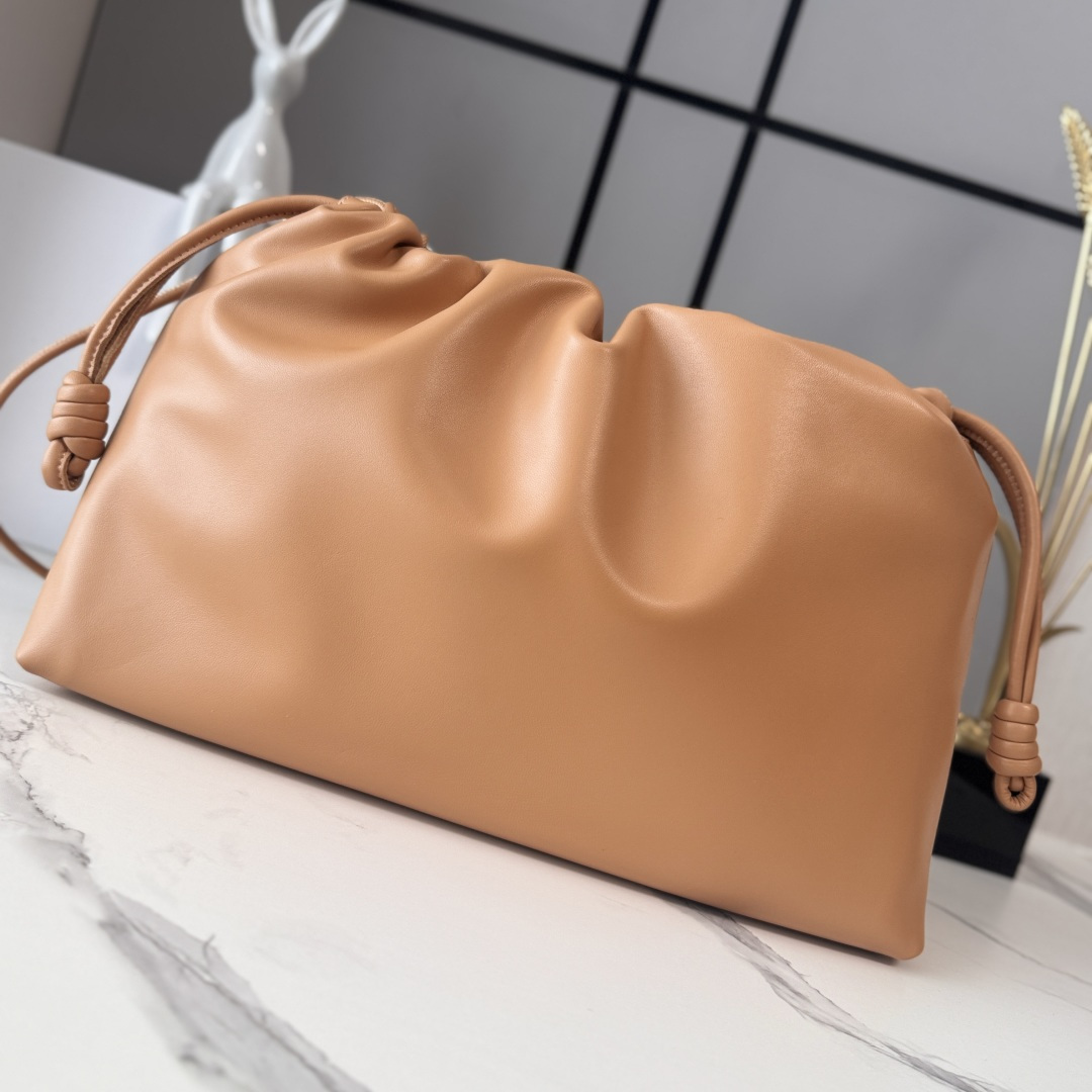 LO℮w℮🌟新款 大号柔软纳帕羊皮革 Flamenco Purse 福袋 采用褶皱设计！主要细节如两侧的