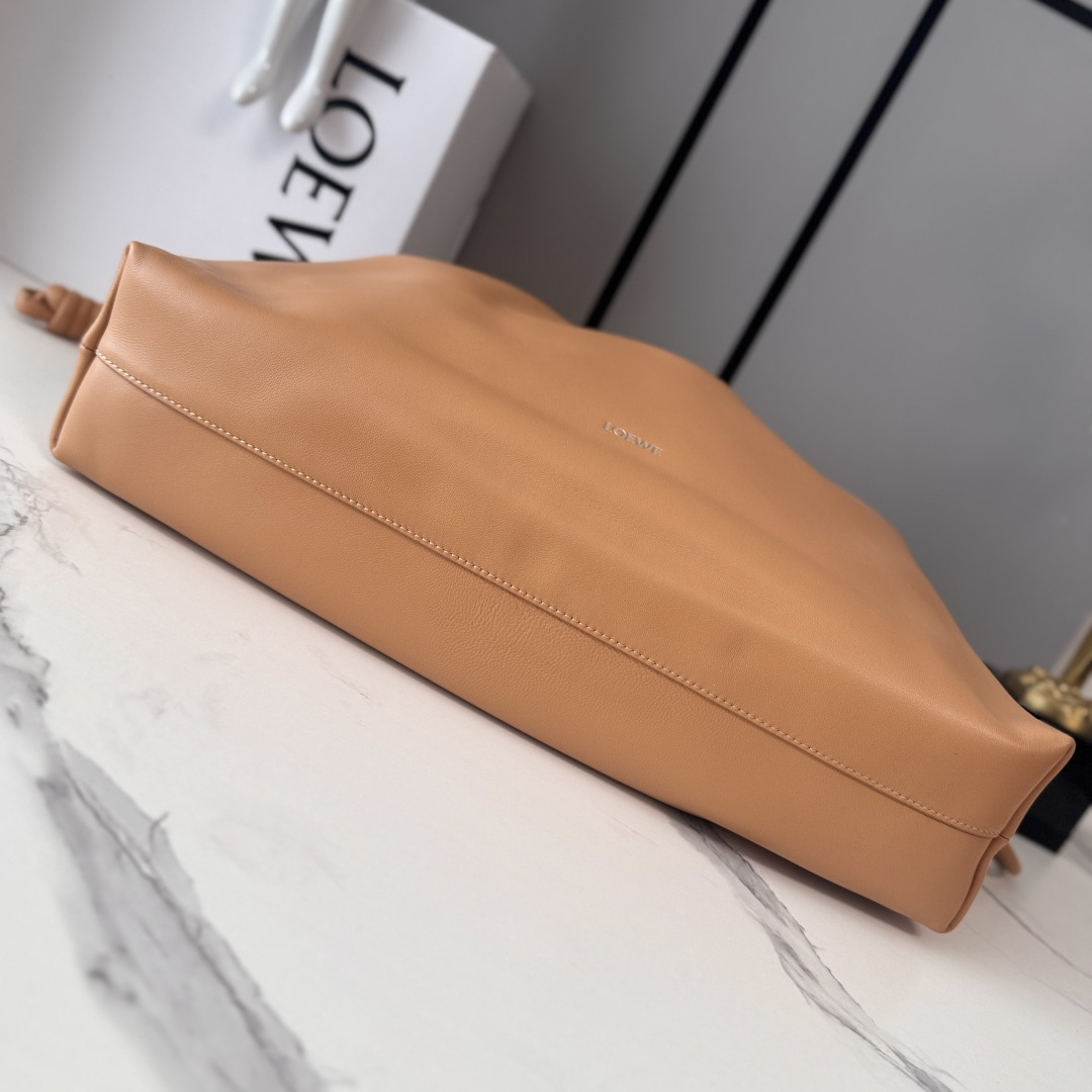 LO℮w℮🌟新款 大号柔软纳帕羊皮革 Flamenco Purse 福袋 采用褶皱设计！主要细节如两侧的