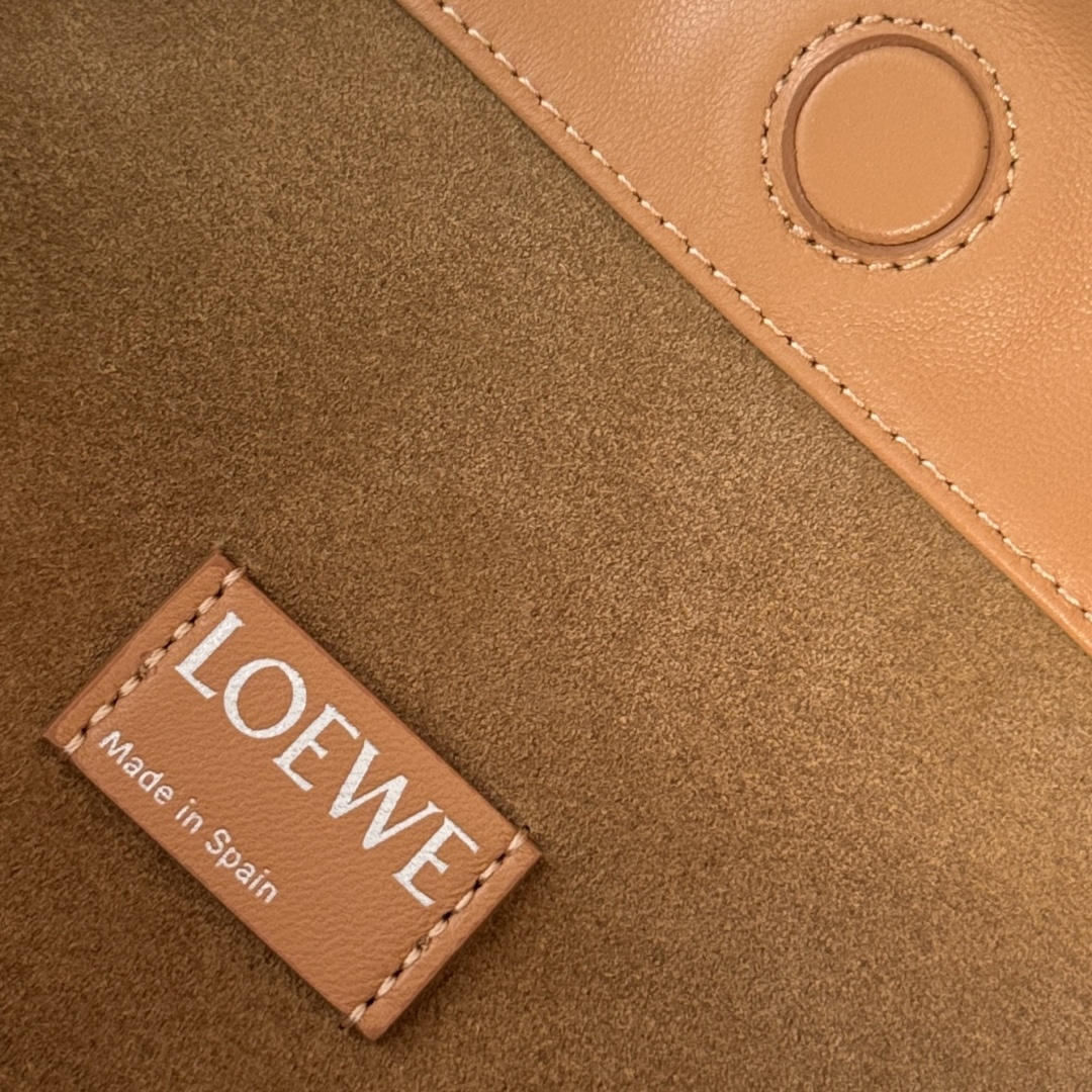 LO℮w℮🌟新款 大号柔软纳帕羊皮革 Flamenco Purse 福袋 采用褶皱设计！主要细节如两侧的