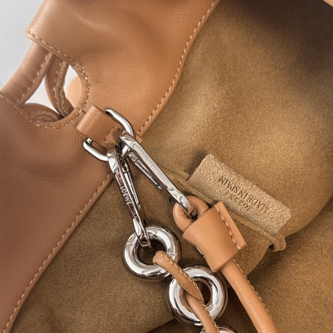 LO℮w℮🌟新款 大号柔软纳帕羊皮革 Flamenco Purse 福袋 采用褶皱设计！主要细节如两侧的