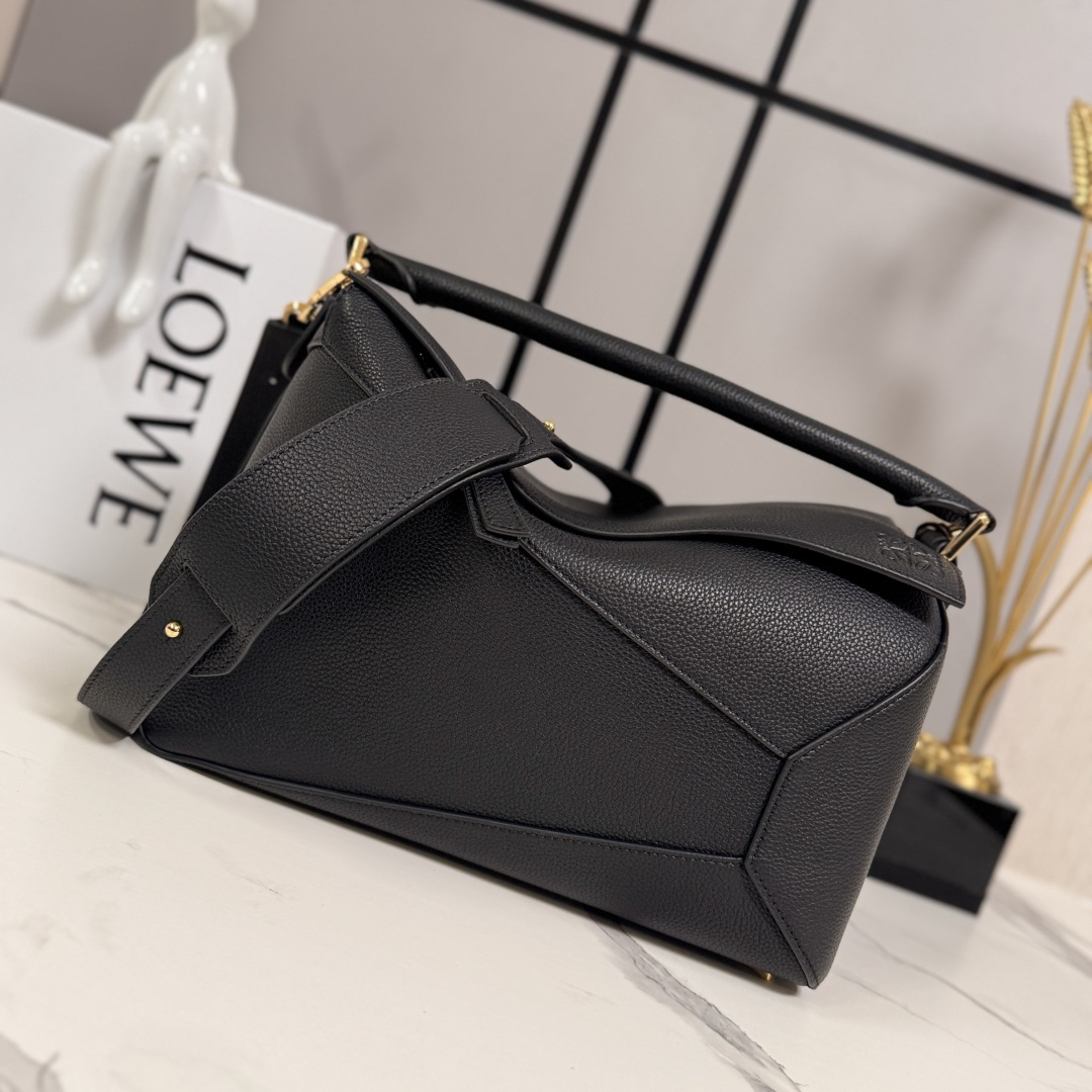 NO:687919,Lw Medium Puzzle Bag in Grained Cow Leather New Colors Debut handbag from LOEWE* The rectangular shape and precise cutting techniques create the unique geometric lines of the Puzzle* This version is made from soft grained cowhide with overlapping edges. The Medium Puzzle can hold, for example, a large wallet, a cell phone of all sizes or an A5 notebook. A water bottle and sunglasses case with a capacity of 0.5 liters.  .shoulder or cross-body carry*Hand or top handle carry*Shoulder straps are adjustable and removable*One internal slip pocket and one external rear zipper pocket*Cow leather zip puller*Herringbone cotton canvas lining*Ana size:062329 Model 29*19.5*14cm (comes with full package),New Puzzle Edge (medium),loewe,wallets,cowhide19860909Lw 中号粒面牛皮革Puzzle 手袋 新色 LOEWE推出的首次亮相手提包*长方体形状和精确的切割技术创造了 Puzzle 独特的几何线条*此版本采用柔软粒面牛皮革制成,饰有重叠边缘中号Puzzle可以容纳例如一只大号钱包,所有尺寸的手机或者一本A5笔记本 0.5升容量的 水瓶和太阳镜盒 .肩背或斜挎*手拿或顶部提手携带*肩带可调节,可拆卸*一个内部插袋和一个外部后方拉链口袋*牛皮革拉链头*人字纹棉质帆布衬里*Ana size:062329 型号29*19.5*14cm (配全套包装）,新款Puzzle Edge（中号）,loewe,wallets,cowhide,Bag