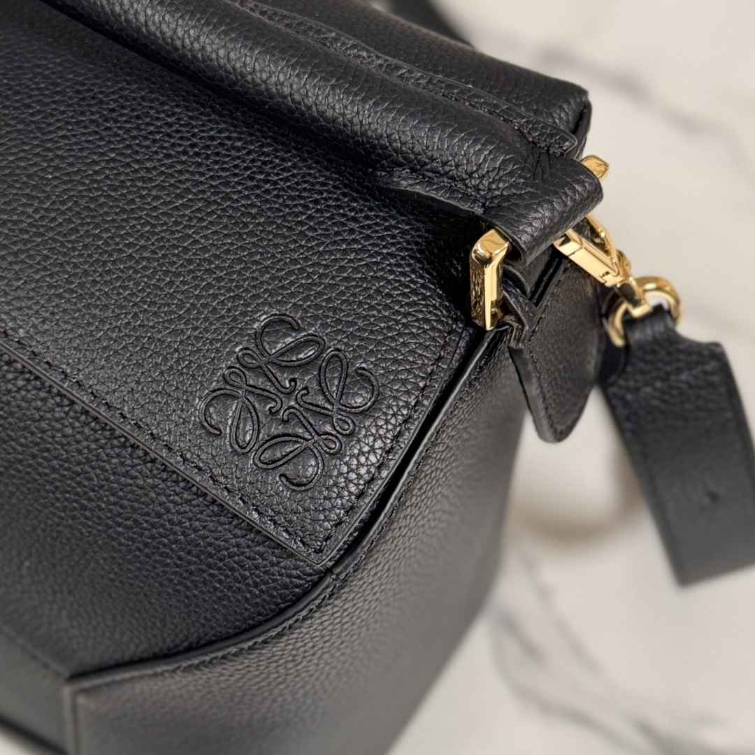 L⊚℮w℮🌟 🔥中号粒面牛皮革Puzzle 手袋🌟🆕新色LOEWE推出的首次亮相手提包*长方体形状和精确