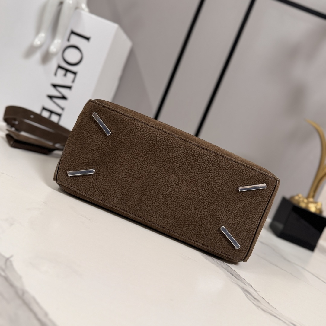 LO℮w℮🌟小号粒面牛巴革 Featherlight Puzzle 手袋以别具一格的几何线条勾勒长方体造