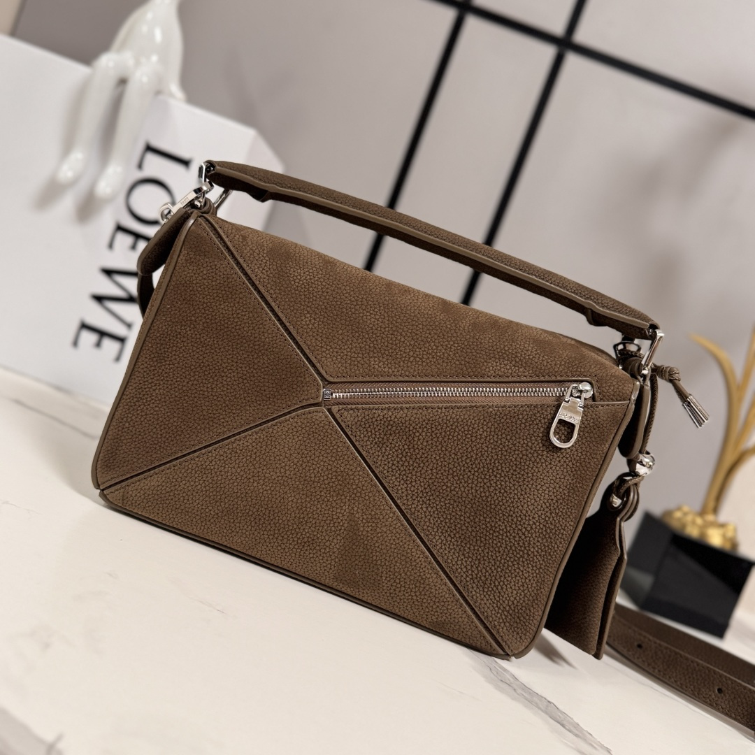 LO℮w℮🌟小号粒面牛巴革 Featherlight Puzzle 手袋以别具一格的几何线条勾勒长方体造