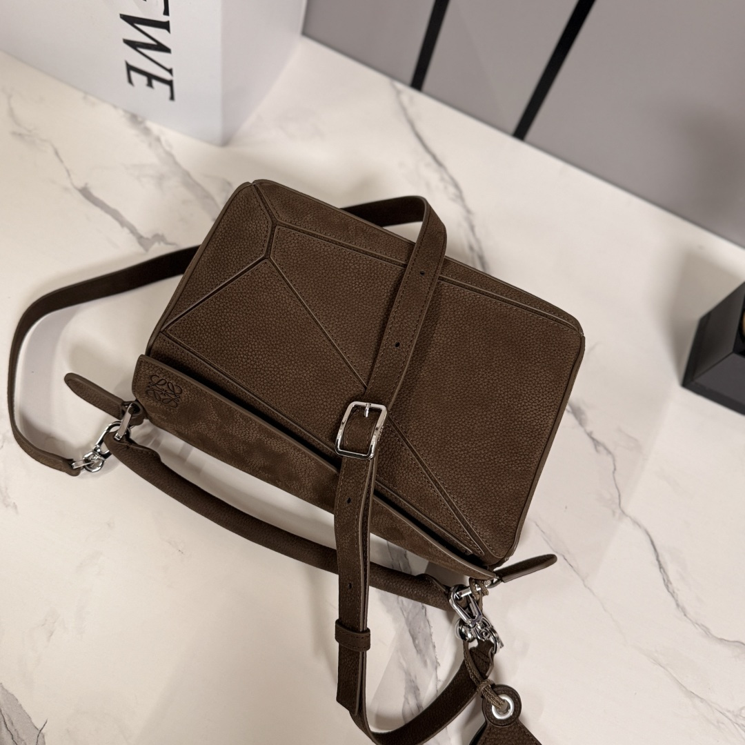 LO℮w℮🌟小号粒面牛巴革 Featherlight Puzzle 手袋以别具一格的几何线条勾勒长方体造