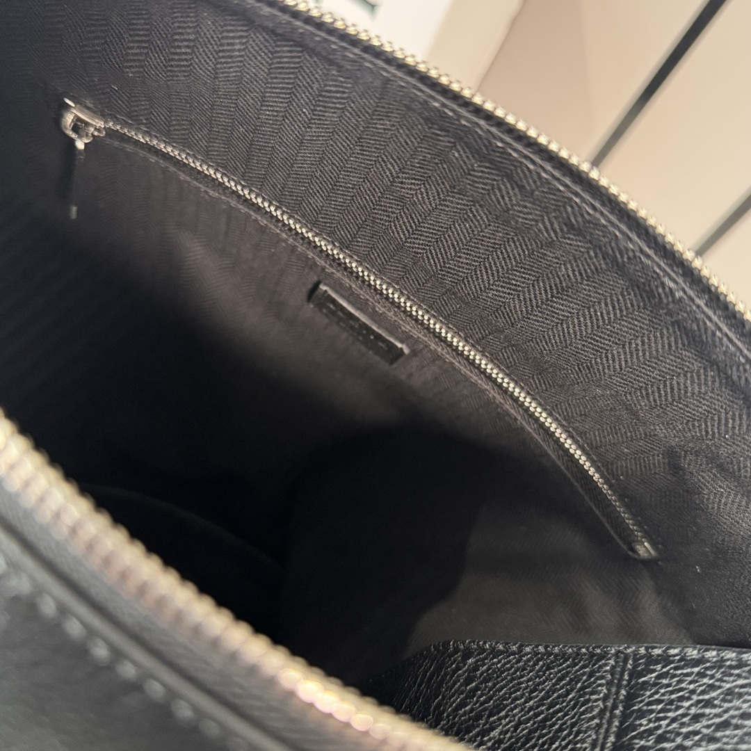 L⊚℮w℮🌟柔软粒面鹿纹牛皮革 LooP 水桶手袋LooP 结合水桶手袋的廓形和旅行包的轻松功能，造就混