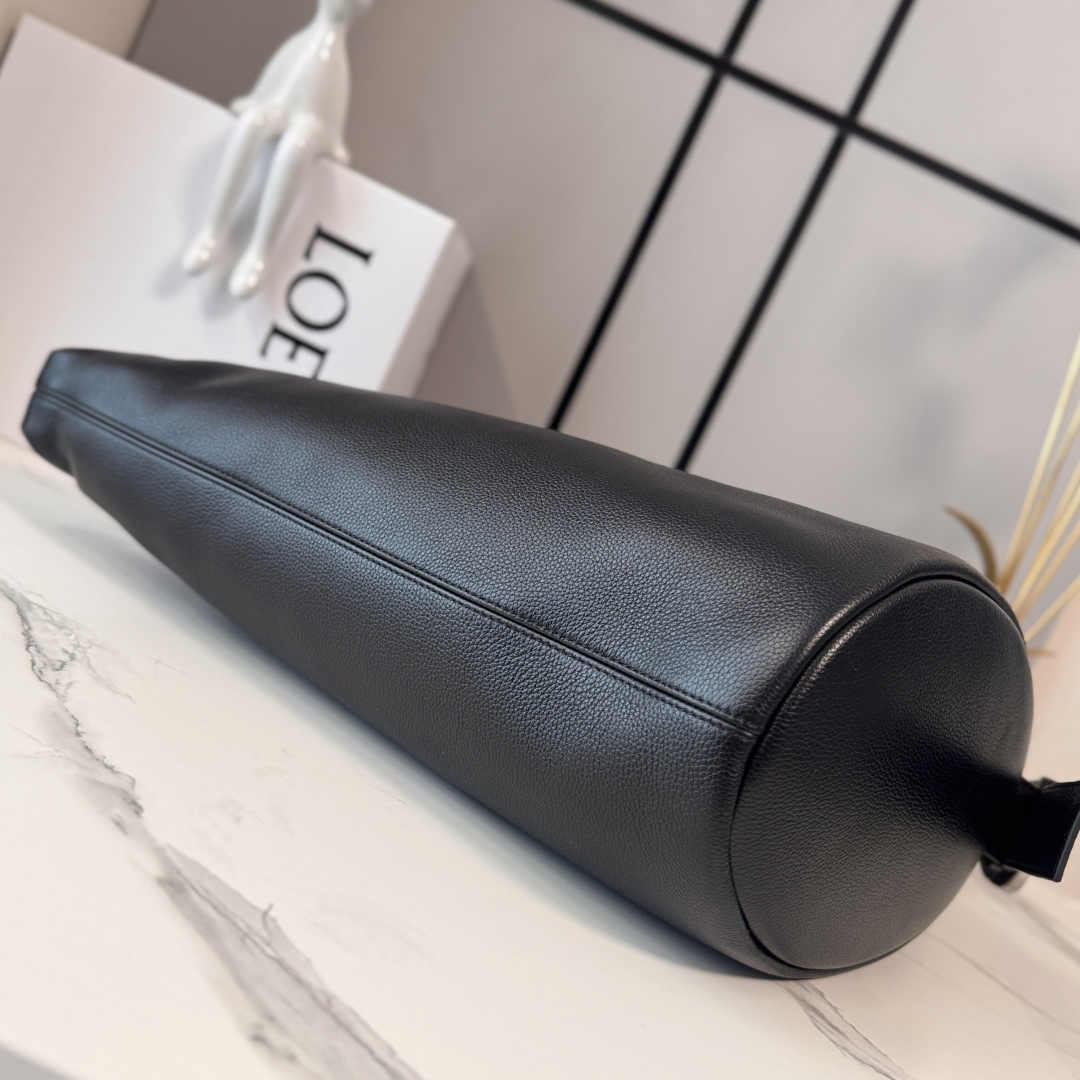 L⊚℮w℮🌟柔软粒面鹿纹牛皮革 LooP 水桶手袋LooP 结合水桶手袋的廓形和旅行包的轻松功能，造就混