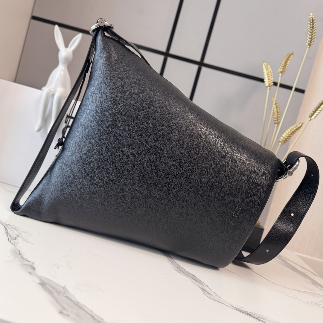 L⊚℮w℮🌟柔软粒面鹿纹牛皮革 LooP 水桶手袋LooP 结合水桶手袋的廓形和旅行包的轻松功能，造就混