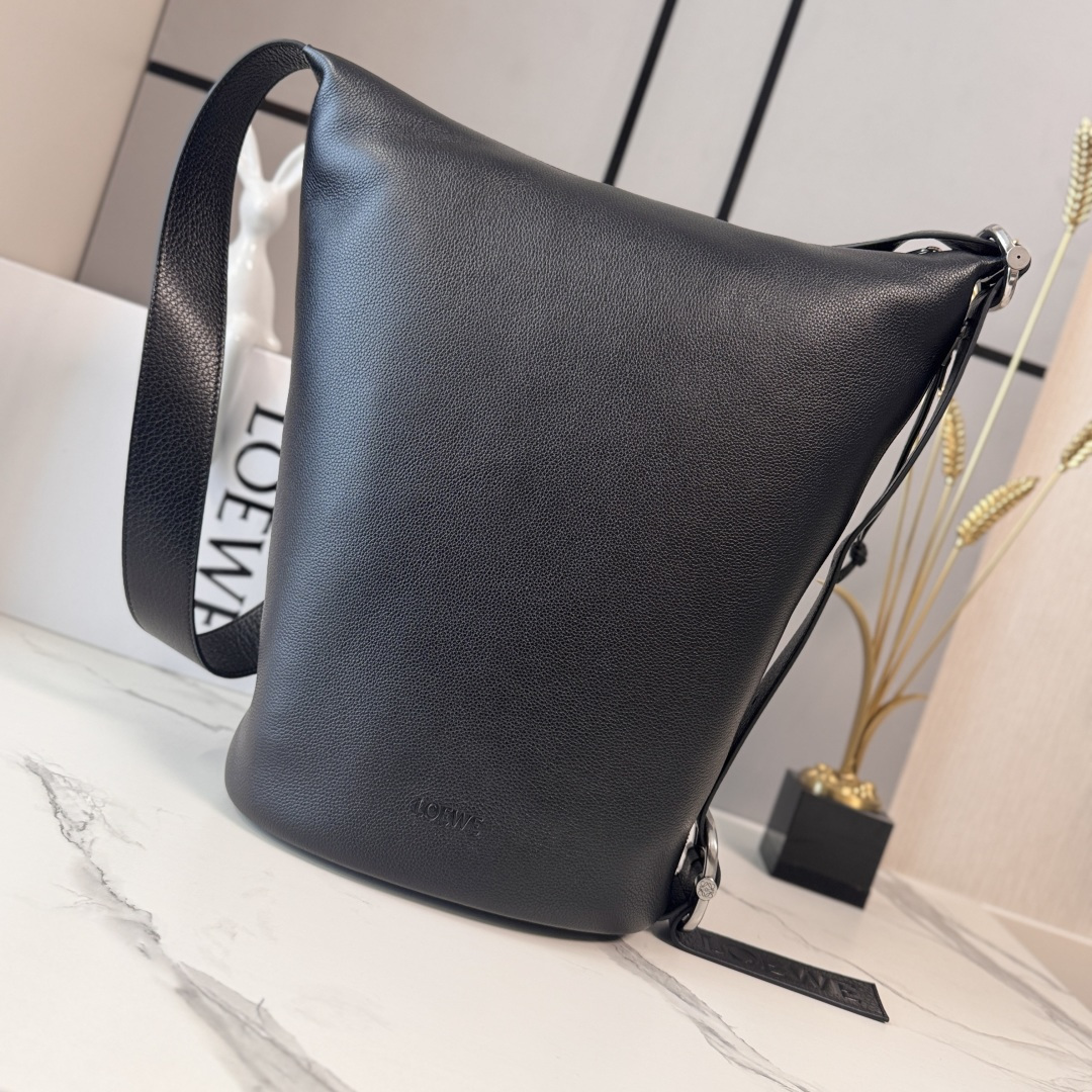 NO:687914,Lw Soft Grained Deer Calfskin Loop Bucket Bag The Loop combines the silhouette of a bucket bag with the effortless functionality of a travel bag, creating a hybrid bag. Featuring a signature buckle and slider that can be worn multiple ways, easy adjustment of the loop straps, and top and side zippers for easy access. This version is crafted from grained deer grained calfskin *Can be worn over the shoulder or cross-body*Adjustable straps*Zip closure*One zipped interior pocket*Textile lining LOE**WE  Embossed size39*15.5*39CM model 652560, men's Pebble Hobo, loewe, travel bags, cowhide19860909Lw柔软粒面鹿纹牛皮革 Loop 水桶手袋 Loop 结合水桶手袋的廓形和旅行包的轻松功能,造就混搭手袋.采用标志性的搭扣和滑扣,可以多种方式佩戴,方便轻松调整环带,顶部和侧面拉链便于拿取物品.此版本采用粒面鹿纹牛皮革制成*可肩背或斜挎*可调节肩带*拉链开合*一个拉链内袋*织物衬里 LOE**WE 压纹 size39*15.5*39CM 型号652560,男款Pebble Hobo,loewe,travel bags,cowhide,Bag