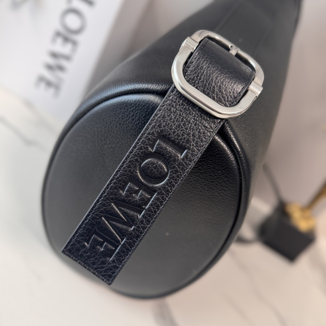 L⊚℮w℮🌟柔软粒面鹿纹牛皮革 LooP 水桶手袋LooP 结合水桶手袋的廓形和旅行包的轻松功能，造就混