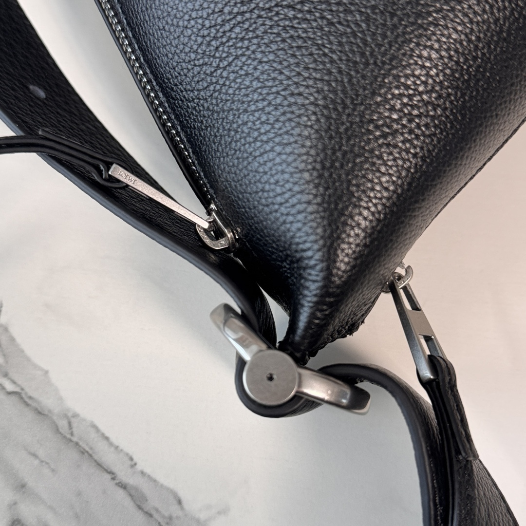 L⊚℮w℮🌟柔软粒面鹿纹牛皮革 LooP 水桶手袋LooP 结合水桶手袋的廓形和旅行包的轻松功能，造就混