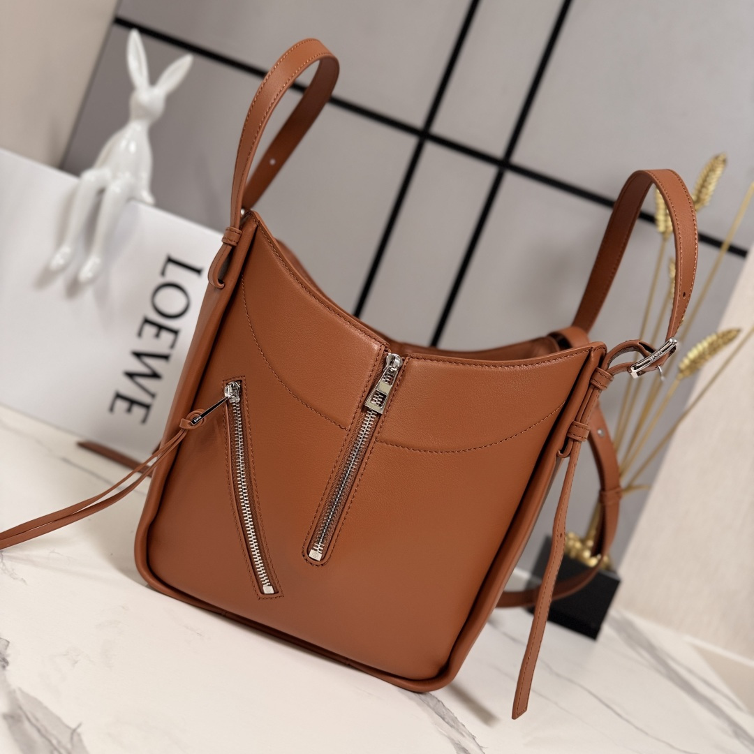 LO℮w℮🌟 新款 经典牛皮革Hammock FliP 手袋 以柔软质感与实用功能诠释经典包款，同时延续