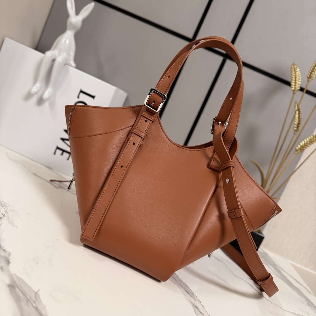 LO℮w℮🌟 新款 经典牛皮革Hammock FliP 手袋 以柔软质感与实用功能诠释经典包款，同时延续