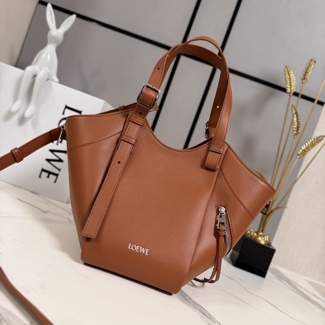 NO:687918,LOw's new classic cowhide leather Hammock Flip handbag interprets the classic bag with soft texture and practical function, while continuing the series' iconic details. It adopts a creative stitching and flip structure to easily convert between a shoulder bag and a close-fitting Hobo handbag. This version is made of classic cowhide. Can be worn on the shoulder, crossbody or handheld Detachable and adjustable shoulder strap Magnetic closure One external zippered pocket, two internal slip pockets Herringbone cotton canvas lining  LO*E*WE hot stamping or silver hot stamping Model 262543 Size:15*22*21CM,Hammock Flip handbags,backpacks,cowhide19860909LOw 新款 经典牛皮革Hammock Flip 手袋 以柔软质感与实用功能诠释经典包款,同时延续该系列的标志性细节.采用颇具创意的缝合和翻转结构,可于肩背包和贴身 Hobo 手袋之间轻松转换.此版本采用经典牛皮革制成.可肩背、斜挎或手提可拆卸可调节肩带 磁扣开合一个外部拉链口袋,两个内部插袋人字纹棉质帆布衬里 LO*E*WE 烫金或烫银 型号262543 Size:15*22*21CM,Hammock Flip手袋,backpacks,cowhide,Bag