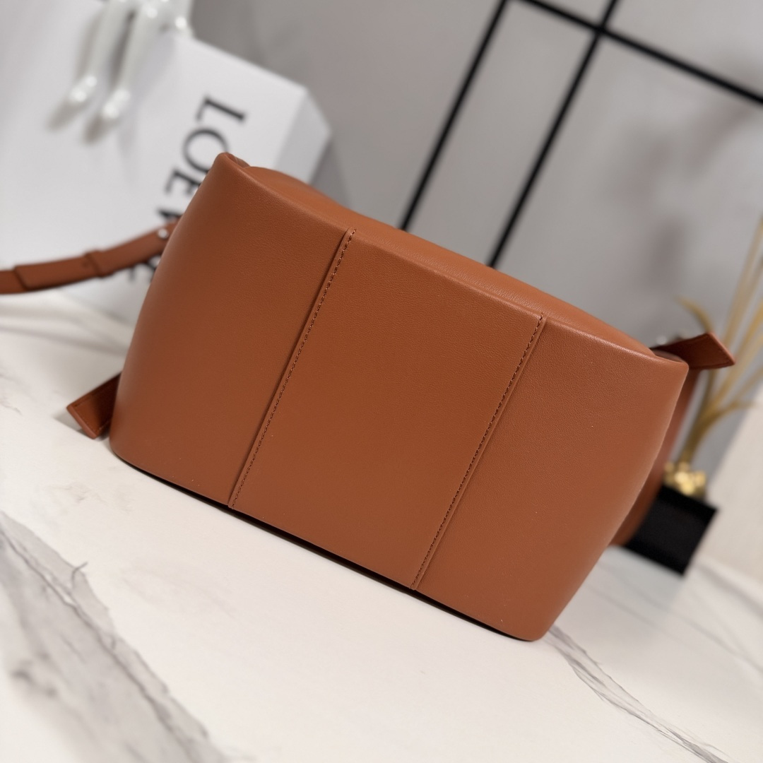 LO℮w℮🌟 新款 经典牛皮革Hammock FliP 手袋 以柔软质感与实用功能诠释经典包款，同时延续