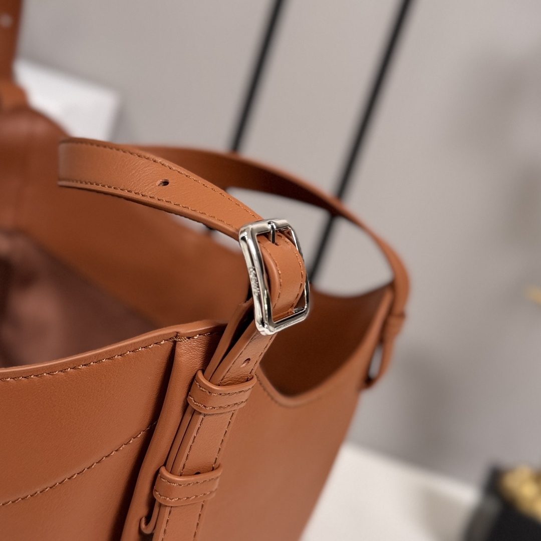 LO℮w℮🌟 新款 经典牛皮革Hammock FliP 手袋 以柔软质感与实用功能诠释经典包款，同时延续