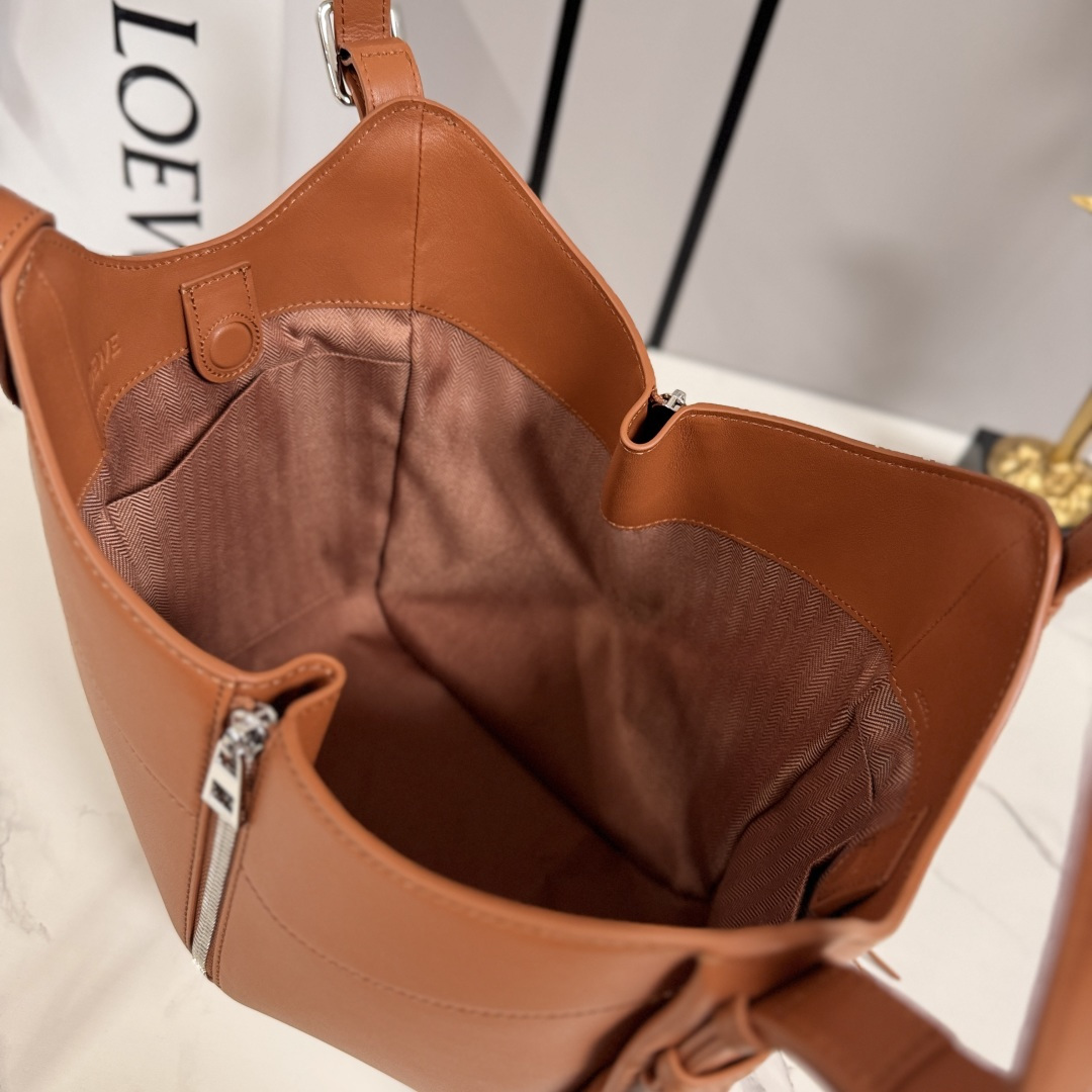 LO℮w℮🌟 新款 经典牛皮革Hammock FliP 手袋 以柔软质感与实用功能诠释经典包款，同时延续