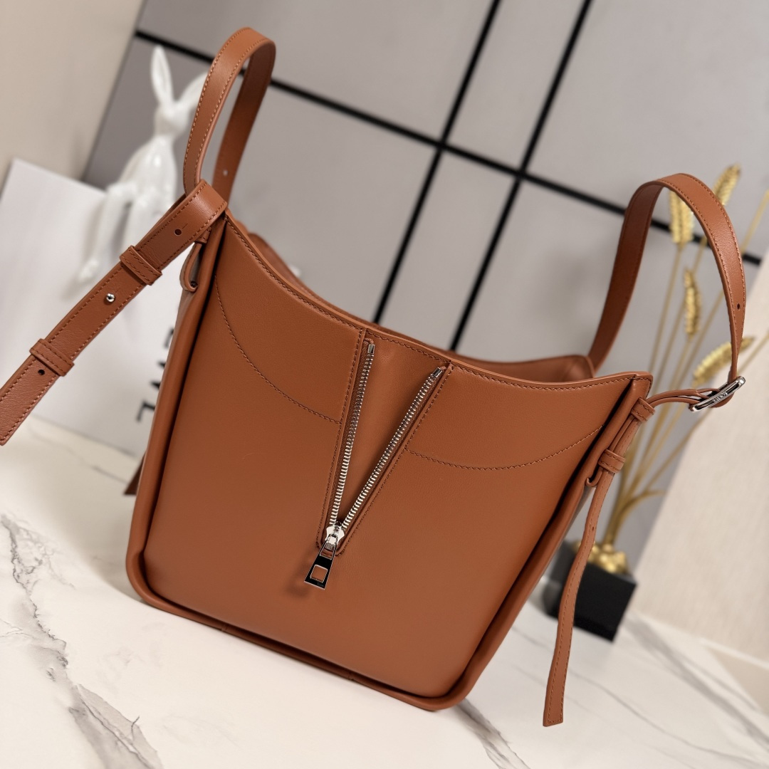 LO℮w℮🌟 新款 经典牛皮革Hammock FliP 手袋 以柔软质感与实用功能诠释经典包款，同时延续