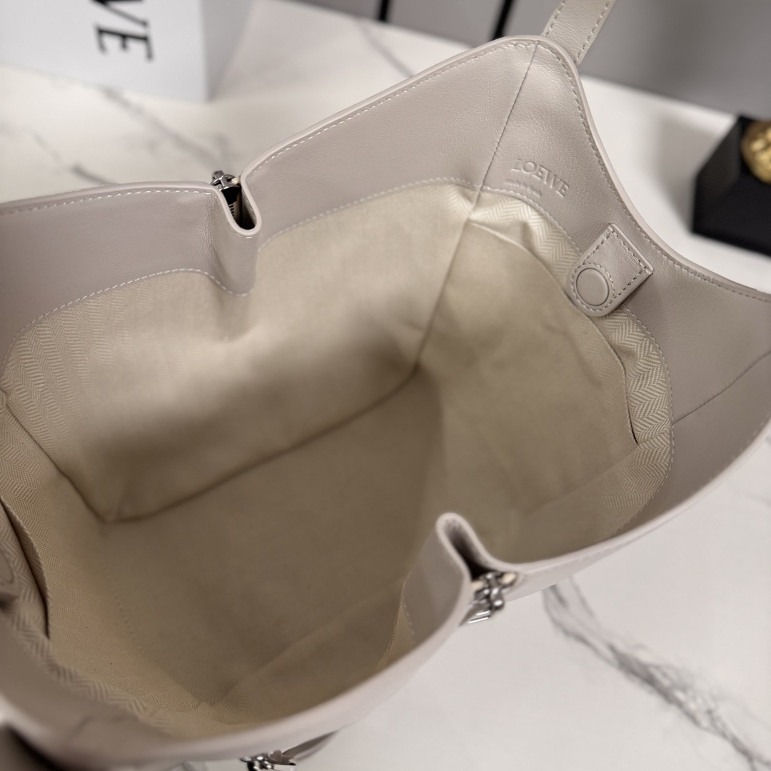 LO℮w℮🌟 新款 经典牛皮革 Hammock FliP 手袋 以柔软质感与实用功能诠释经典包款，同时延