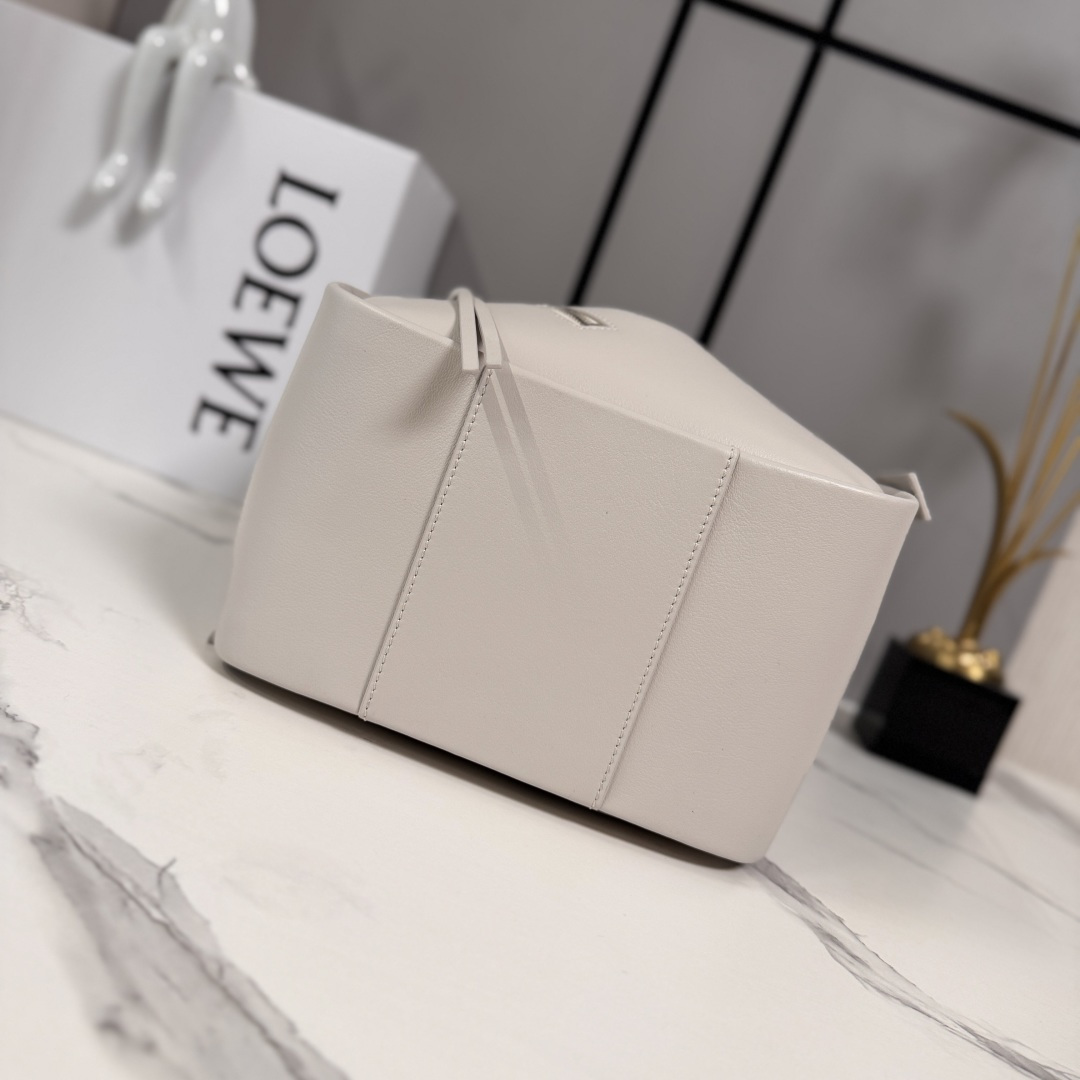 LO℮w℮🌟 新款 经典牛皮革 Hammock FliP 手袋 以柔软质感与实用功能诠释经典包款，同时延