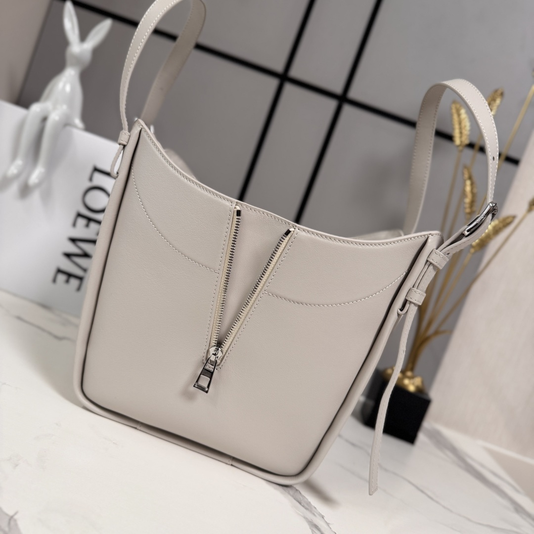 LO℮w℮🌟 新款 经典牛皮革 Hammock FliP 手袋 以柔软质感与实用功能诠释经典包款，同时延