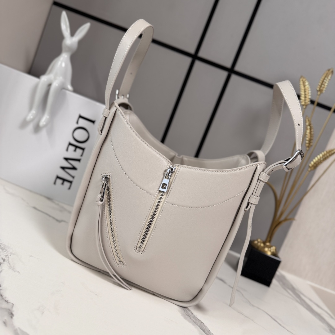 LO℮w℮🌟 新款 经典牛皮革 Hammock FliP 手袋 以柔软质感与实用功能诠释经典包款，同时延