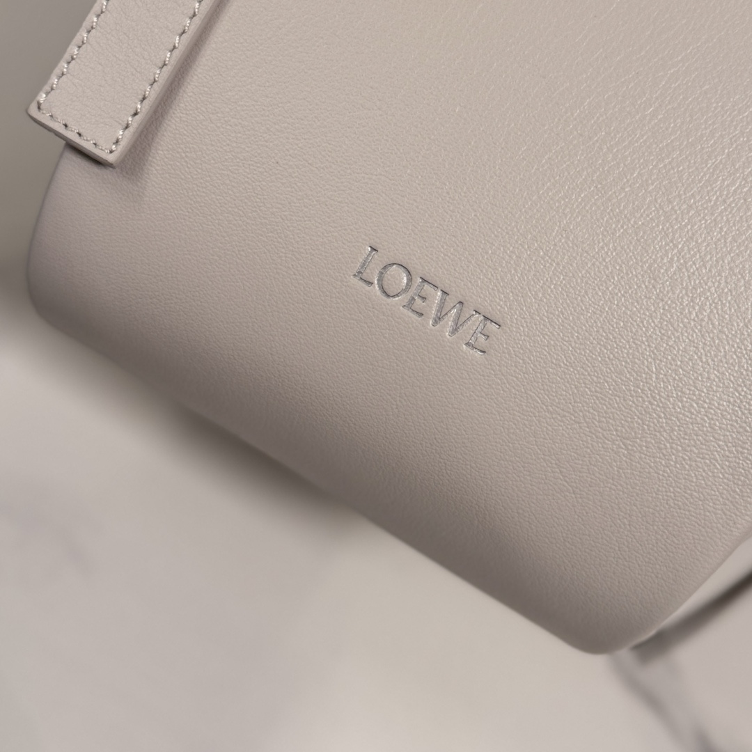 LO℮w℮🌟 新款 经典牛皮革 Hammock FliP 手袋 以柔软质感与实用功能诠释经典包款，同时延