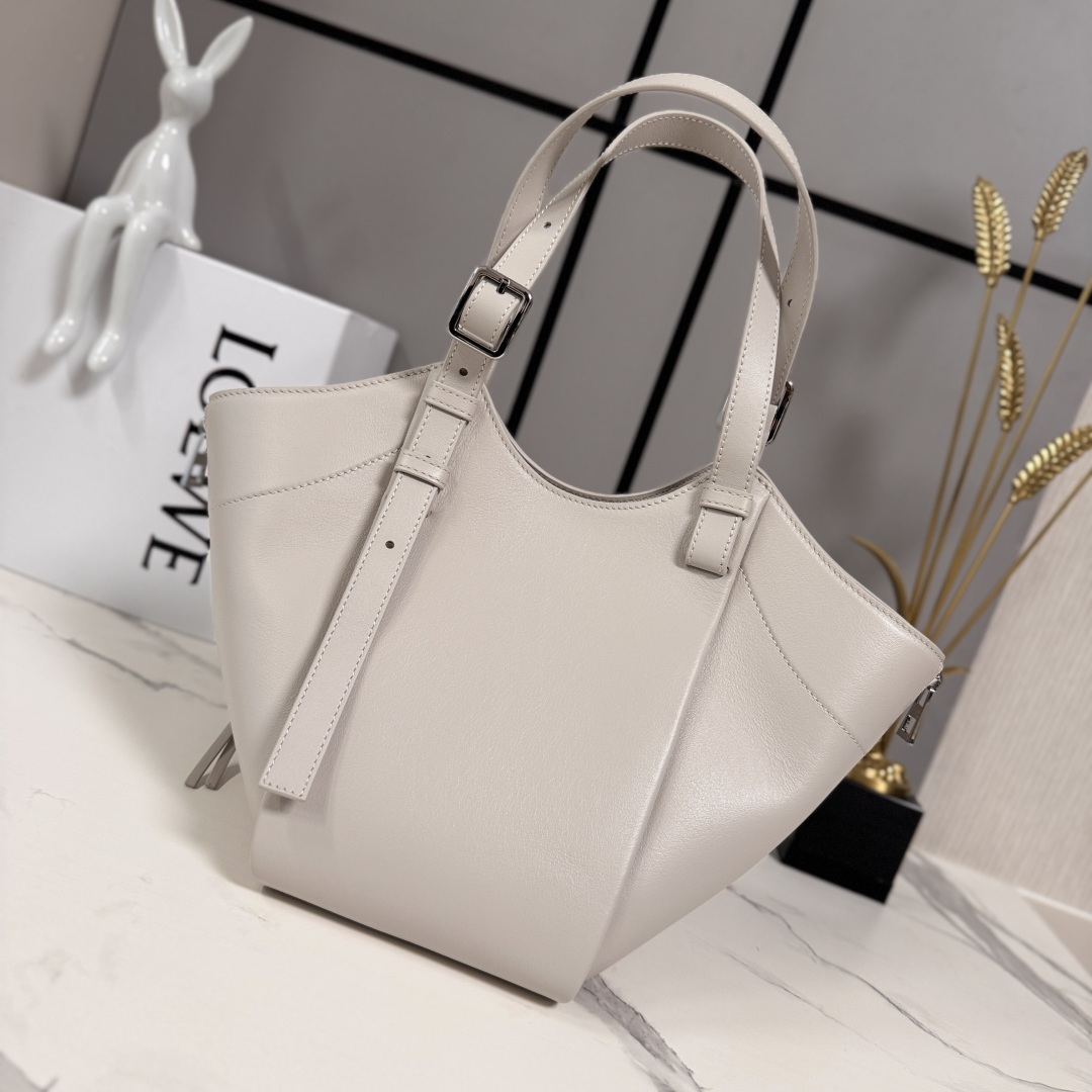 LO℮w℮🌟 新款 经典牛皮革 Hammock FliP 手袋 以柔软质感与实用功能诠释经典包款，同时延