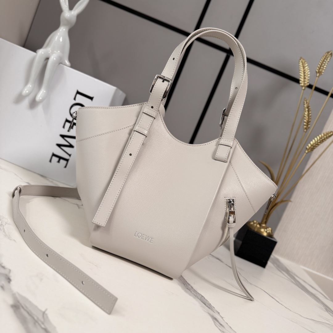 NO:687922,LOw's new classic cowhide leather Hammock Flip handbag interprets a classic bag with soft texture and practical function, while continuing the series' iconic details. It uses a creative stitching and flip structure to easily convert between a shoulder bag and a close-fitting Hobo handbag. This version is made of classic cowhide. Can be worn on the shoulder, crossbody or handheld Detachable and adjustable shoulder strap Magnetic closure One external zippered pocket, two internal slip pockets Herringbone cotton canvas lining  LO*E*WE hot stamping or silver hot stamping Model 262543 Size:15*22*21CM,Hammock Flip handbags,backpacks,cowhide19860909LOw 新款 经典牛皮革 Hammock Flip 手袋 以柔软质感与实用功能诠释经典包款,同时延续该系列的标志性细节.采用颇具创意的缝合和翻转结构,可于肩背包和贴身 Hobo 手袋之间轻松转换.此版本采用经典牛皮革制成.可肩背、斜挎或手提可拆卸可调节肩带 磁扣开合一个外部拉链口袋,两个内部插袋人字纹棉质帆布衬里 LO*E*WE 烫金或烫银 型号262543 Size:15*22*21CM,Hammock Flip手袋,backpacks,cowhide,Bag