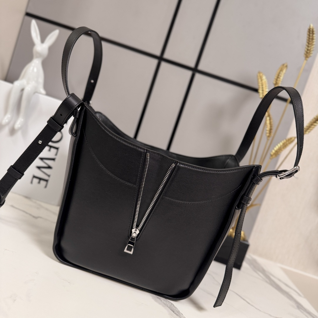 LO℮w℮🌟 新款 经典牛皮革 Hammock FliP 手袋 以柔软质感与实用功能诠释经典包款，同时延