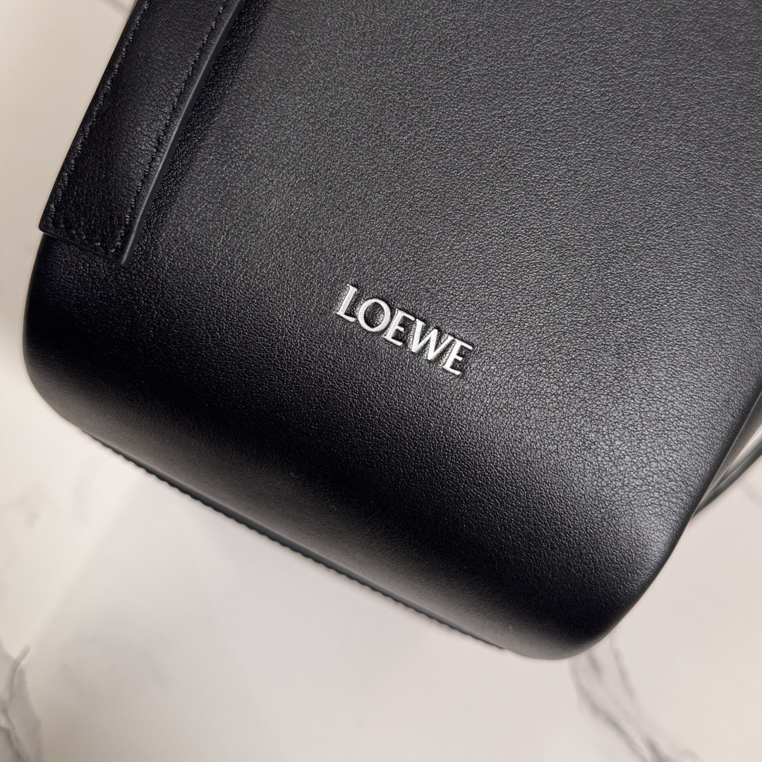 LO℮w℮🌟 新款 经典牛皮革 Hammock FliP 手袋 以柔软质感与实用功能诠释经典包款，同时延