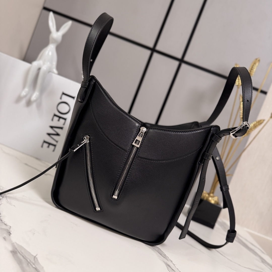 LO℮w℮🌟 新款 经典牛皮革 Hammock FliP 手袋 以柔软质感与实用功能诠释经典包款，同时延