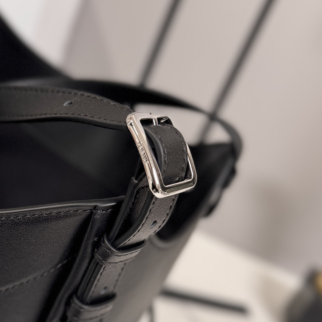 LO℮w℮🌟 新款 经典牛皮革 Hammock FliP 手袋 以柔软质感与实用功能诠释经典包款，同时延