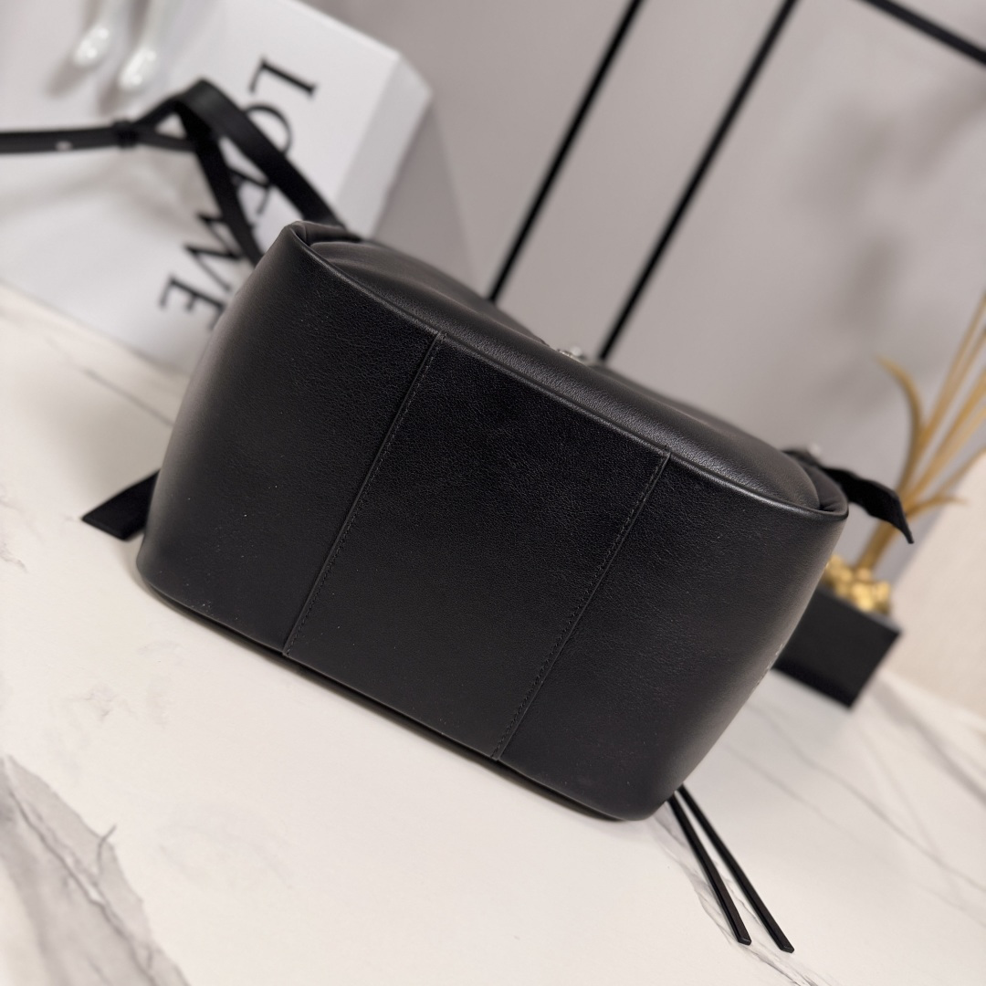 LO℮w℮🌟 新款 经典牛皮革 Hammock FliP 手袋 以柔软质感与实用功能诠释经典包款，同时延