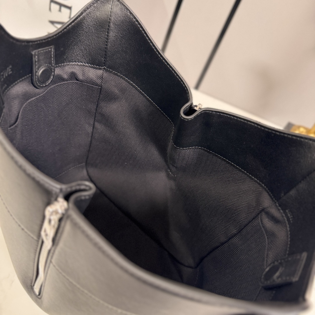 LO℮w℮🌟 新款 经典牛皮革 Hammock FliP 手袋 以柔软质感与实用功能诠释经典包款，同时延