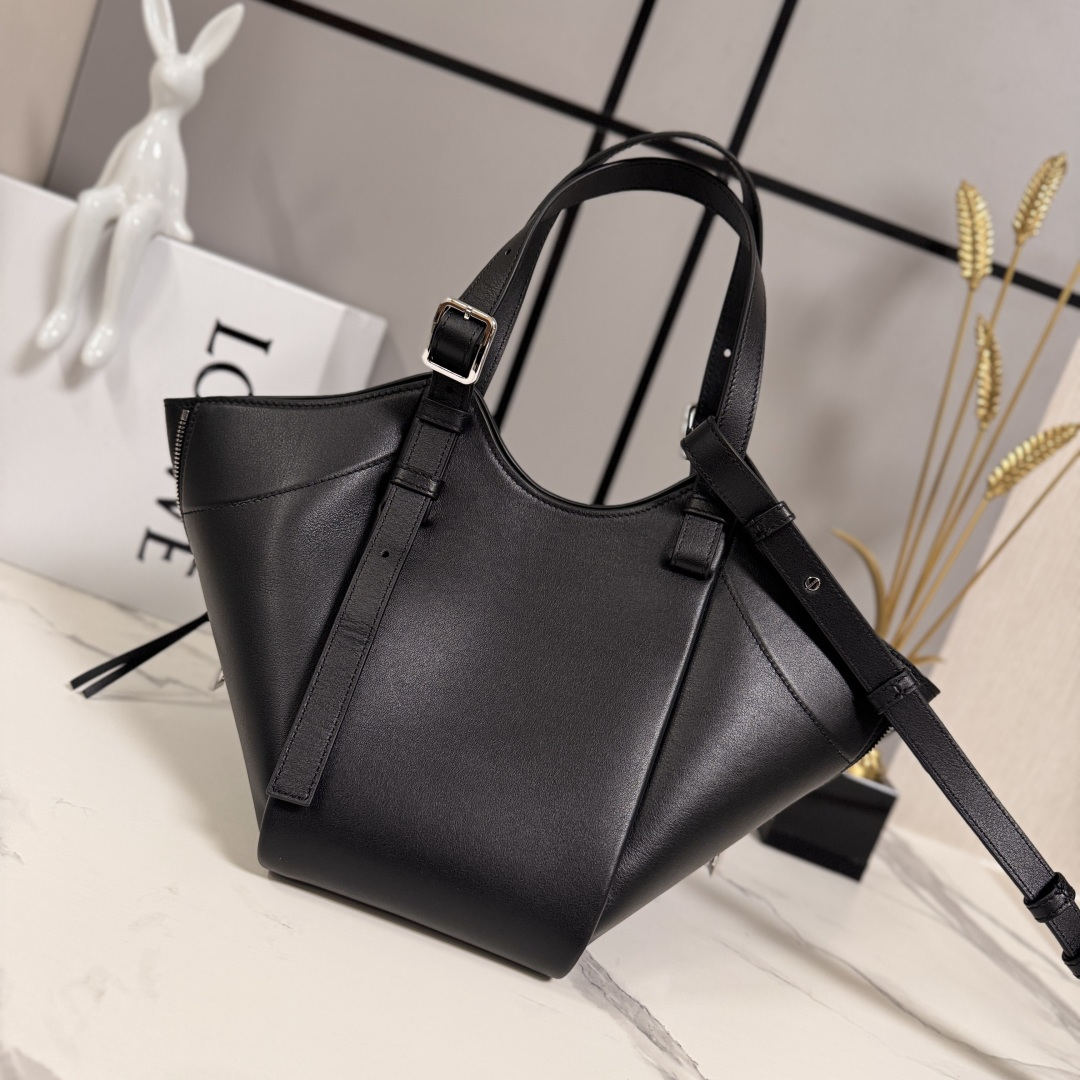 LO℮w℮🌟 新款 经典牛皮革 Hammock FliP 手袋 以柔软质感与实用功能诠释经典包款，同时延