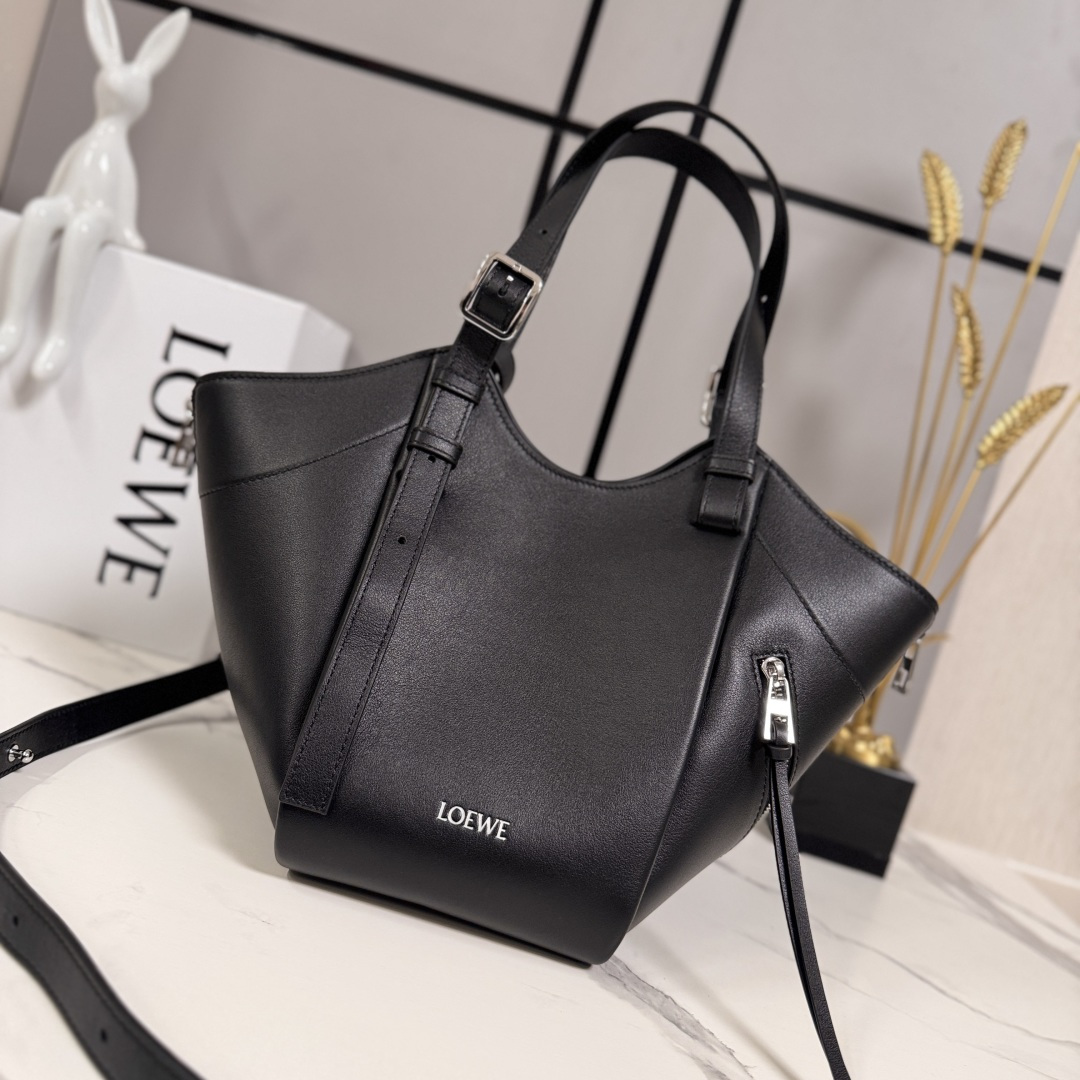 NO:687909,LOw's new classic cowhide leather Hammock Flip handbag interprets a classic bag with soft texture and practical function, while continuing the series' iconic details. It uses a creative stitching and flip structure to easily convert between a shoulder bag and a close-fitting Hobo handbag. This version is made of classic cowhide. Can be worn on the shoulder, crossbody or handheld Detachable and adjustable shoulder strap Magnetic closure One external zippered pocket, two internal slip pockets Herringbone cotton canvas lining  LO*E*WE hot stamping or silver hot stamping Model 262543 Size:15*22*21CM,Hammock Flip handbags,backpacks,cowhide19860909LOw 新款 经典牛皮革 Hammock Flip 手袋 以柔软质感与实用功能诠释经典包款,同时延续该系列的标志性细节.采用颇具创意的缝合和翻转结构,可于肩背包和贴身 Hobo 手袋之间轻松转换.此版本采用经典牛皮革制成.可肩背、斜挎或手提可拆卸可调节肩带 磁扣开合一个外部拉链口袋,两个内部插袋人字纹棉质帆布衬里 LO*E*WE 烫金或烫银 型号262543 Size:15*22*21CM,Hammock Flip手袋,backpacks,cowhide,Bag