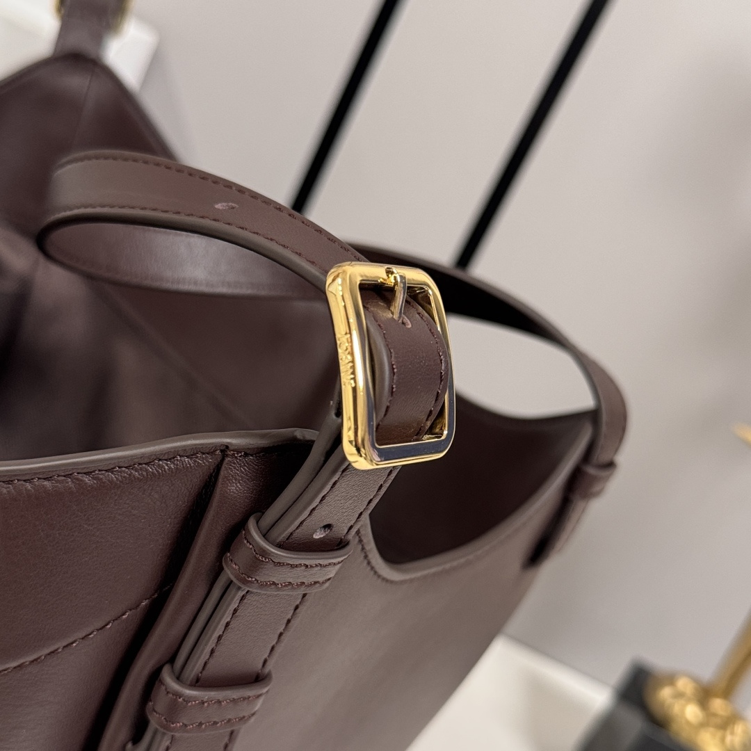 LO℮w℮🌟 新款 经典牛皮革 Hammock FliP 手袋 以柔软质感与实用功能诠释经典包款，同时延