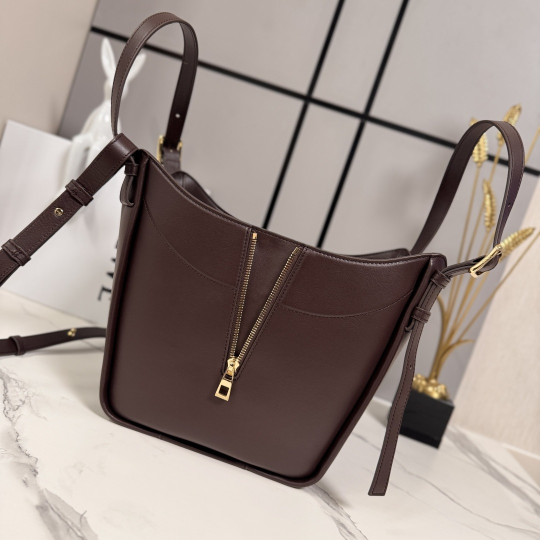 LO℮w℮🌟 新款 经典牛皮革 Hammock FliP 手袋 以柔软质感与实用功能诠释经典包款，同时延