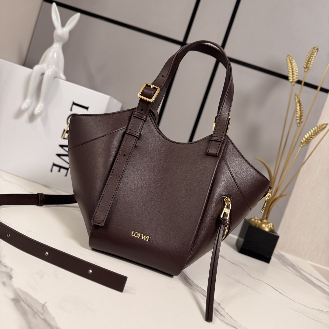 NO:687924,LOw's new classic cowhide leather Hammock Flip handbag interprets a classic bag with soft texture and practical function, while continuing the series' iconic details. It uses a creative stitching and flip structure to easily convert between a shoulder bag and a close-fitting Hobo handbag. This version is made of classic cowhide. Can be worn on the shoulder, crossbody or handheld Detachable and adjustable shoulder strap Magnetic closure One external zippered pocket, two internal slip pockets Herringbone cotton canvas lining  LO*E*WE hot stamping or silver hot stamping Model 262543 Size:15*22*21CM,Hammock Flip handbags,backpacks,cowhide19860909LOw 新款 经典牛皮革 Hammock Flip 手袋 以柔软质感与实用功能诠释经典包款,同时延续该系列的标志性细节.采用颇具创意的缝合和翻转结构,可于肩背包和贴身 Hobo 手袋之间轻松转换.此版本采用经典牛皮革制成.可肩背、斜挎或手提可拆卸可调节肩带 磁扣开合一个外部拉链口袋,两个内部插袋人字纹棉质帆布衬里 LO*E*WE 烫金或烫银 型号262543 Size:15*22*21CM,Hammock Flip手袋,backpacks,cowhide,Bag